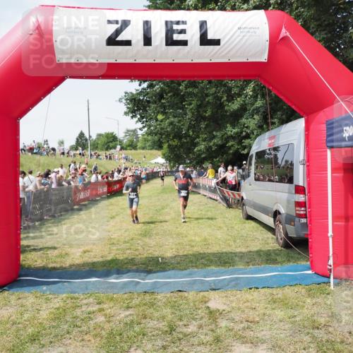 21.06.2025 - 27. Vierlanden-Triathlon MichiJ http://msf.ph/oto/8017597 15.06.2026 11:33:31 Ziel 431, 511 meine-sportfotos.de