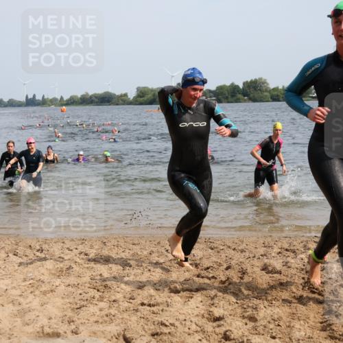 15.06.2025 - 27. Vierlanden-Triathlon Lena Gebhardt http://msf.ph/oto/8017613 15.06.2025 10:16:15 Schwimmen 445, 477, 489, 494, 523, 526, 611 meine-sportfotos.de