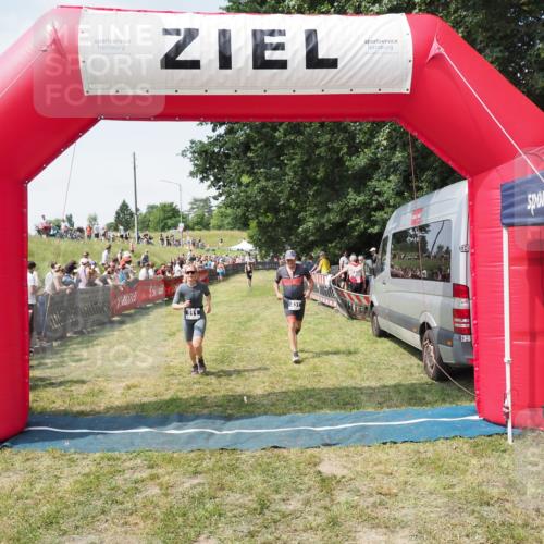 21.06.2025 - 27. Vierlanden-Triathlon MichiJ http://msf.ph/oto/8017653 15.06.2026 11:33:32 Ziel 431, 511 meine-sportfotos.de