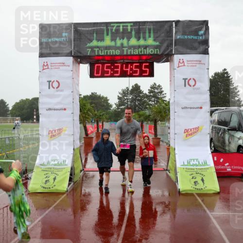 15.06.2025 - 7 Türme Triathlon Michael Strokosch http://msf.ph/oto/8017655 15.06.2025 15:34:55 Ziel  meine-sportfotos.de