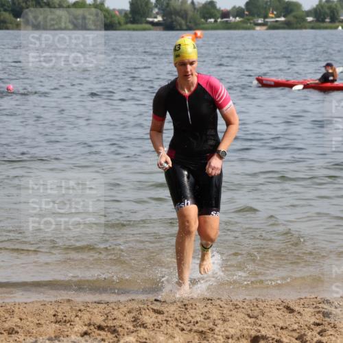 15.06.2025 - 27. Vierlanden-Triathlon Lena Gebhardt http://msf.ph/oto/8017667 15.06.2025 10:16:17 Schwimmen 477, 487, 489, 494, 523, 526, 611, 634 meine-sportfotos.de