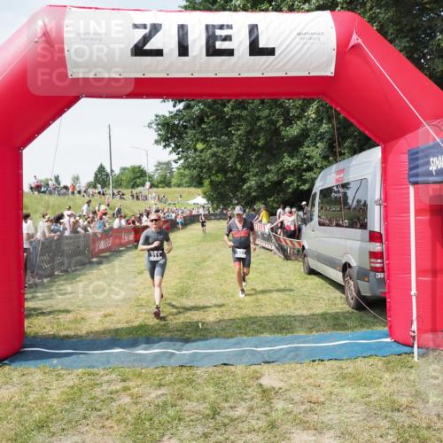 21.06.2025 - 27. Vierlanden-Triathlon MichiJ http://msf.ph/oto/8017668 15.06.2026 11:33:32 Ziel 431, 511 meine-sportfotos.de