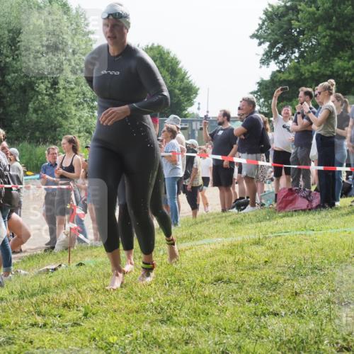 15.06.2025 - 27. Vierlanden-Triathlon KatJ http://msf.ph/oto/8017669 15.06.2025 10:17:01 Schwimmen 471, 484, 501, 551, 566, 567, 595, 610 meine-sportfotos.de