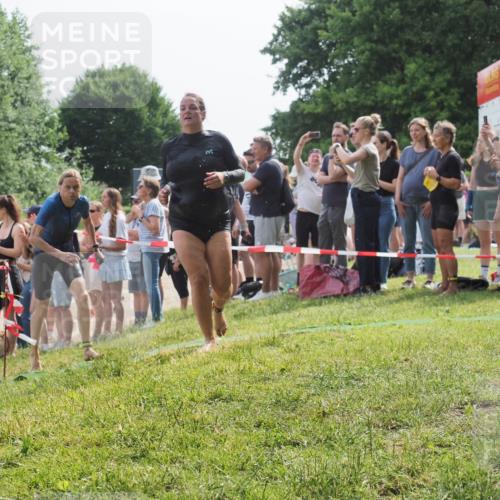 15.06.2025 - 27. Vierlanden-Triathlon KatJ http://msf.ph/oto/8017671 15.06.2025 10:17:03 Schwimmen 471, 484, 551, 566, 567, 595, 602, 610 meine-sportfotos.de