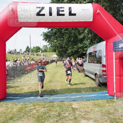 21.06.2025 - 27. Vierlanden-Triathlon MichiJ http://msf.ph/oto/8017677 15.06.2026 11:33:32 Ziel 431, 511 meine-sportfotos.de
