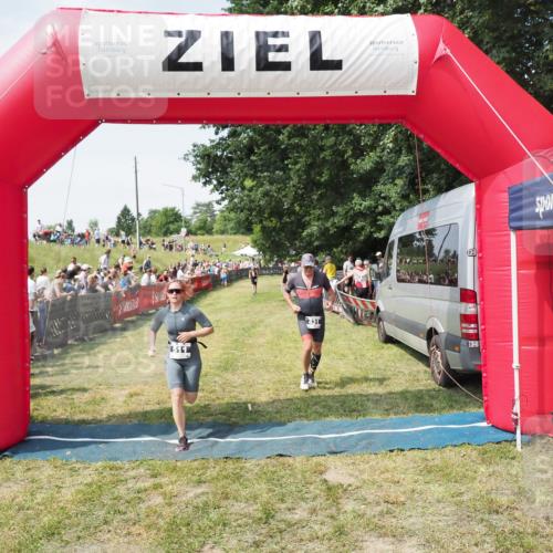 21.06.2025 - 27. Vierlanden-Triathlon MichiJ http://msf.ph/oto/8017690 15.06.2026 11:33:33 Ziel 431, 511 meine-sportfotos.de