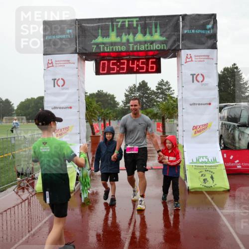 15.06.2025 - 7 Türme Triathlon Michael Strokosch http://msf.ph/oto/8017695 15.06.2025 15:34:56 Ziel  meine-sportfotos.de