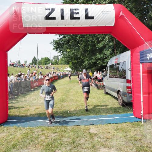 21.06.2025 - 27. Vierlanden-Triathlon MichiJ http://msf.ph/oto/8017699 15.06.2026 11:33:33 Ziel 431, 511 meine-sportfotos.de