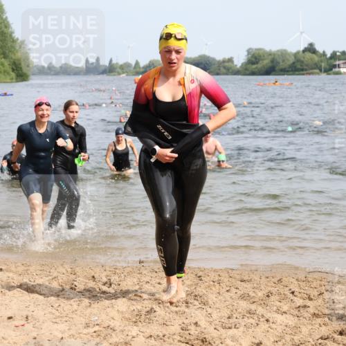 15.06.2025 - 27. Vierlanden-Triathlon Lena Gebhardt http://msf.ph/oto/8017717 15.06.2025 10:16:19 Schwimmen 477, 487, 489, 494, 499, 523, 526, 574, 611, 614, 634 meine-sportfotos.de