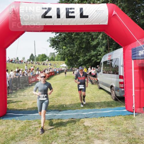 21.06.2025 - 27. Vierlanden-Triathlon MichiJ http://msf.ph/oto/8017728 15.06.2026 11:33:33 Ziel 431, 511 meine-sportfotos.de