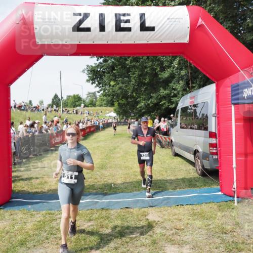 21.06.2025 - 27. Vierlanden-Triathlon MichiJ http://msf.ph/oto/8017743 15.06.2026 11:33:33 Ziel 431, 511 meine-sportfotos.de