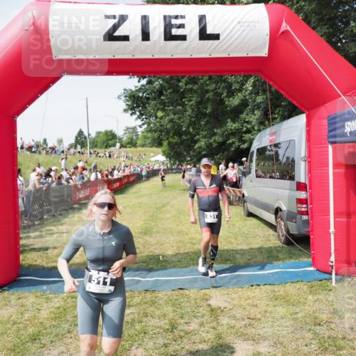 21.06.2025 - 27. Vierlanden-Triathlon MichiJ http://msf.ph/oto/8017774 15.06.2026 11:33:33 Ziel 431, 511 meine-sportfotos.de
