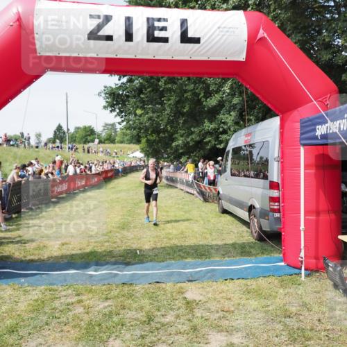 21.06.2025 - 27. Vierlanden-Triathlon MichiJ http://msf.ph/oto/8017856 15.06.2026 11:33:42 Ziel 373 meine-sportfotos.de