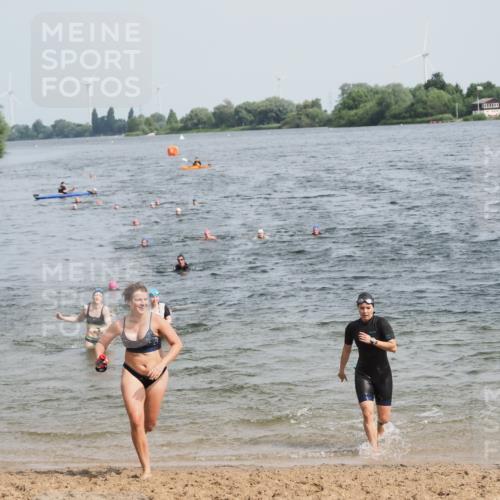 21.06.2025 - 27. Vierlanden-Triathlon MichiJ http://msf.ph/oto/8017888 15.06.2026 10:18:15 Schwimmen 568, 586 meine-sportfotos.de