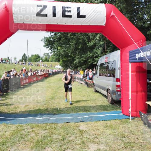 21.06.2025 - 27. Vierlanden-Triathlon MichiJ http://msf.ph/oto/8017920 15.06.2026 11:33:43 Ziel 373 meine-sportfotos.de