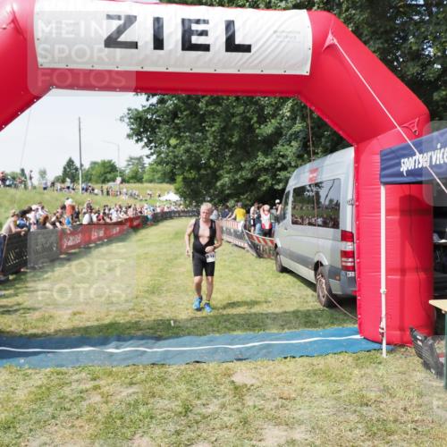 21.06.2025 - 27. Vierlanden-Triathlon MichiJ http://msf.ph/oto/8017950 15.06.2026 11:33:43 Ziel 373 meine-sportfotos.de