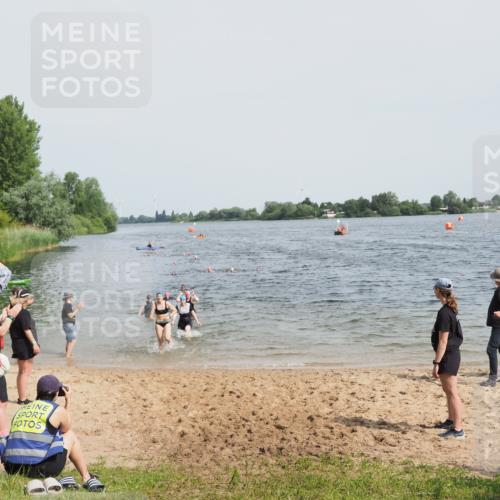 21.06.2025 - 27. Vierlanden-Triathlon MichiJ http://msf.ph/oto/8017972 15.06.2026 10:18:20 Schwimmen 495, 535, 568, 586 meine-sportfotos.de
