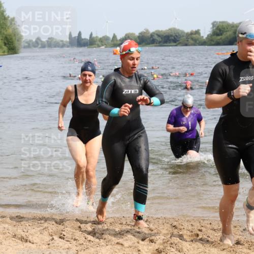15.06.2025 - 27. Vierlanden-Triathlon Lena Gebhardt http://msf.ph/oto/8017979 15.06.2025 10:16:25 Schwimmen 477, 487, 489, 491, 494, 499, 523, 526, 549, 574, 611, 614, 634 meine-sportfotos.de