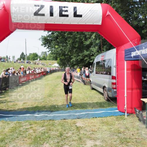 21.06.2025 - 27. Vierlanden-Triathlon MichiJ http://msf.ph/oto/8017987 15.06.2026 11:33:44 Ziel 373 meine-sportfotos.de