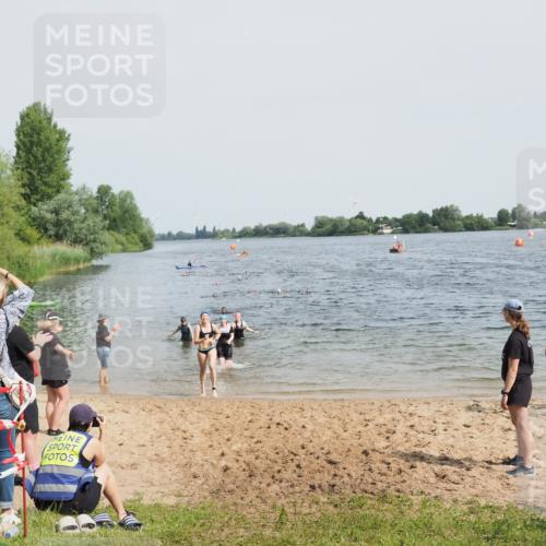 21.06.2025 - 27. Vierlanden-Triathlon MichiJ http://msf.ph/oto/8017988 15.06.2026 10:18:21 Schwimmen 495, 535, 568, 586 meine-sportfotos.de