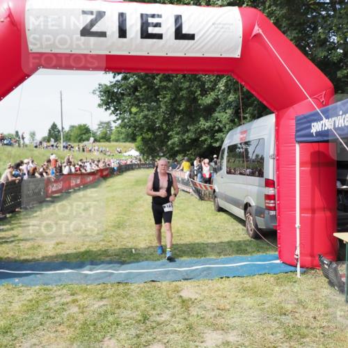 21.06.2025 - 27. Vierlanden-Triathlon MichiJ http://msf.ph/oto/8018005 15.06.2026 11:33:44 Ziel 373 meine-sportfotos.de