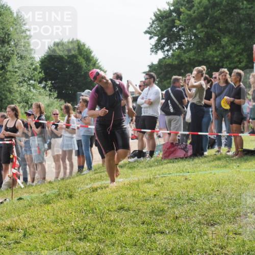 15.06.2025 - 27. Vierlanden-Triathlon KatJ http://msf.ph/oto/8018033 15.06.2025 10:17:21 Schwimmen 510, 529, 556, 575, 581, 584 meine-sportfotos.de