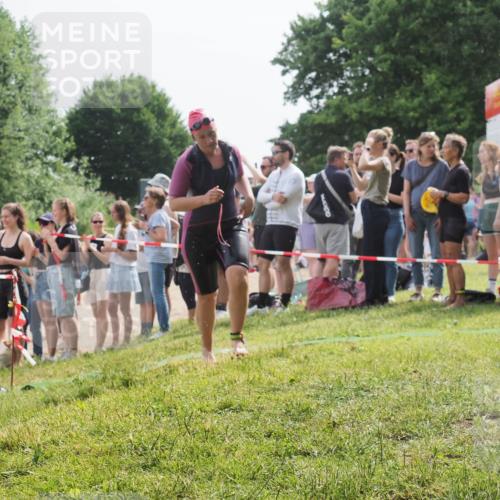 15.06.2025 - 27. Vierlanden-Triathlon KatJ http://msf.ph/oto/8018038 15.06.2025 10:17:21 Schwimmen 510, 529, 556, 575, 581, 584 meine-sportfotos.de