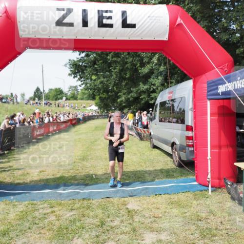 21.06.2025 - 27. Vierlanden-Triathlon MichiJ http://msf.ph/oto/8018055 15.06.2026 11:33:44 Ziel 373 meine-sportfotos.de