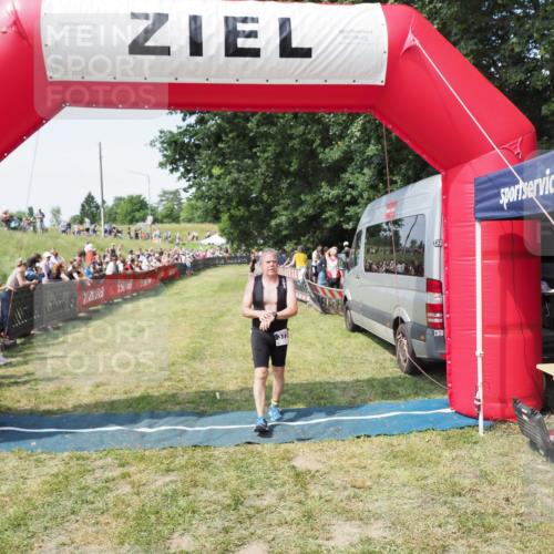 21.06.2025 - 27. Vierlanden-Triathlon MichiJ http://msf.ph/oto/8018070 15.06.2026 11:33:44 Ziel 373 meine-sportfotos.de