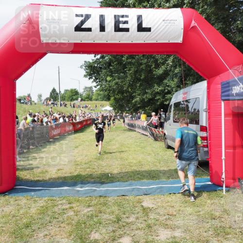 21.06.2025 - 27. Vierlanden-Triathlon MichiJ http://msf.ph/oto/8018082 15.06.2026 11:34:03 Ziel  meine-sportfotos.de