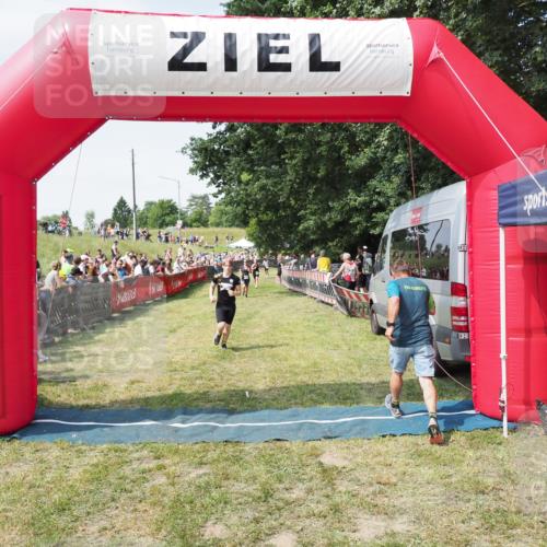 21.06.2025 - 27. Vierlanden-Triathlon MichiJ http://msf.ph/oto/8018091 15.06.2026 11:34:03 Ziel  meine-sportfotos.de