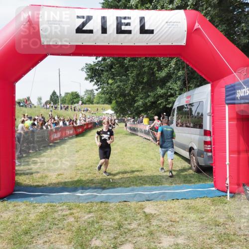 21.06.2025 - 27. Vierlanden-Triathlon MichiJ http://msf.ph/oto/8018121 15.06.2026 11:34:04 Ziel 582 meine-sportfotos.de