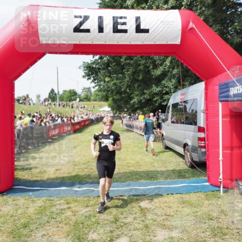 21.06.2025 - 27. Vierlanden-Triathlon MichiJ http://msf.ph/oto/8018149 15.06.2026 11:34:05 Ziel 582 meine-sportfotos.de