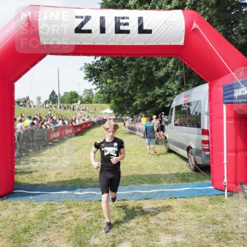 21.06.2025 - 27. Vierlanden-Triathlon MichiJ http://msf.ph/oto/8018157 15.06.2026 11:34:05 Ziel 582 meine-sportfotos.de