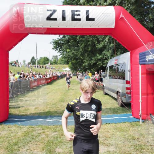 21.06.2025 - 27. Vierlanden-Triathlon MichiJ http://msf.ph/oto/8018172 15.06.2026 11:34:06 Ziel 521, 582 meine-sportfotos.de