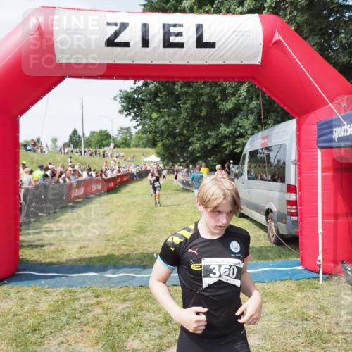 21.06.2025 - 27. Vierlanden-Triathlon MichiJ http://msf.ph/oto/8018179 15.06.2026 11:34:06 Ziel 521, 582 meine-sportfotos.de