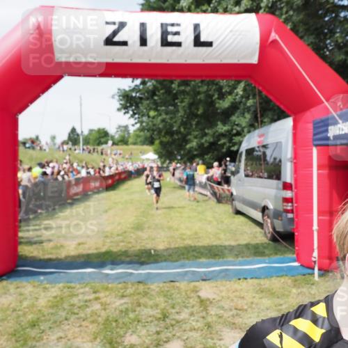 21.06.2025 - 27. Vierlanden-Triathlon MichiJ http://msf.ph/oto/8018186 15.06.2026 11:34:06 Ziel 521, 582 meine-sportfotos.de