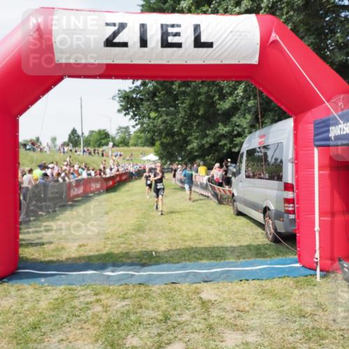 21.06.2025 - 27. Vierlanden-Triathlon MichiJ http://msf.ph/oto/8018200 15.06.2026 11:34:06 Ziel 521, 582 meine-sportfotos.de