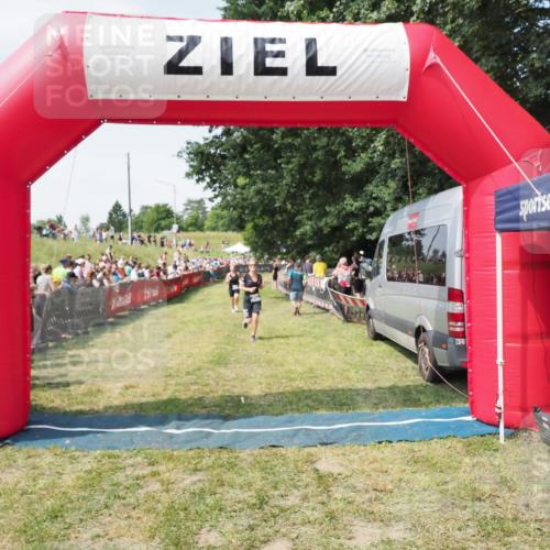 21.06.2025 - 27. Vierlanden-Triathlon MichiJ http://msf.ph/oto/8018204 15.06.2026 11:34:07 Ziel 521, 582 meine-sportfotos.de