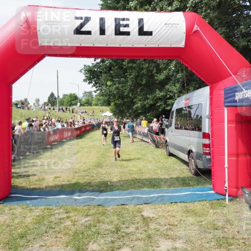 21.06.2025 - 27. Vierlanden-Triathlon MichiJ http://msf.ph/oto/8018210 15.06.2026 11:34:07 Ziel 521, 582 meine-sportfotos.de