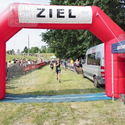 21.06.2025 - 27. Vierlanden-Triathlon MichiJ http://msf.ph/oto/8018213 15.06.2026 11:34:07 Ziel 521, 582 meine-sportfotos.de