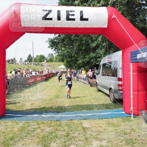 21.06.2025 - 27. Vierlanden-Triathlon MichiJ http://msf.ph/oto/8018227 15.06.2026 11:34:07 Ziel 521, 582 meine-sportfotos.de