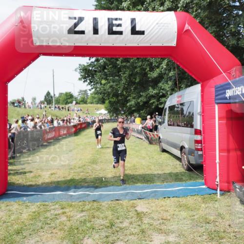 21.06.2025 - 27. Vierlanden-Triathlon MichiJ http://msf.ph/oto/8018235 15.06.2026 11:34:08 Ziel 521, 582 meine-sportfotos.de