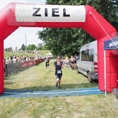 21.06.2025 - 27. Vierlanden-Triathlon MichiJ http://msf.ph/oto/8018238 15.06.2026 11:34:08 Ziel 521, 582 meine-sportfotos.de