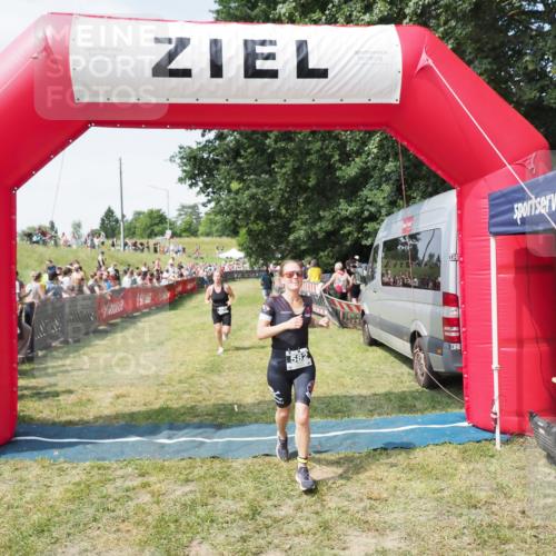 21.06.2025 - 27. Vierlanden-Triathlon MichiJ http://msf.ph/oto/8018244 15.06.2026 11:34:09 Ziel 521, 582 meine-sportfotos.de