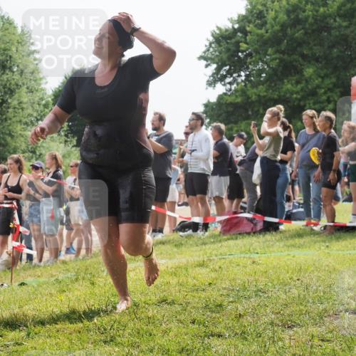 15.06.2025 - 27. Vierlanden-Triathlon KatJ http://msf.ph/oto/8018308 15.06.2025 10:17:29 Schwimmen 529, 572, 581, 582, 584, 594 meine-sportfotos.de