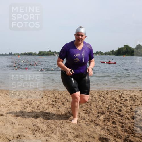 15.06.2025 - 27. Vierlanden-Triathlon Lena Gebhardt http://msf.ph/oto/8018315 15.06.2025 10:16:32 Schwimmen 487, 491, 494, 499, 526, 549, 574, 614, 634 meine-sportfotos.de