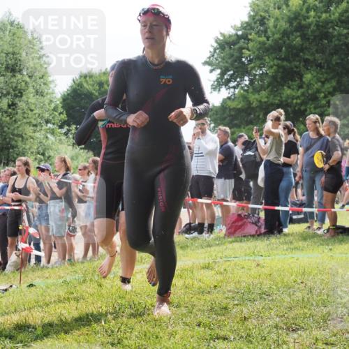 15.06.2025 - 27. Vierlanden-Triathlon KatJ http://msf.ph/oto/8018351 15.06.2025 10:17:33 Schwimmen 485, 488, 492, 519, 529, 532, 557, 562, 572, 582, 584, 588, 594, 626 meine-sportfotos.de