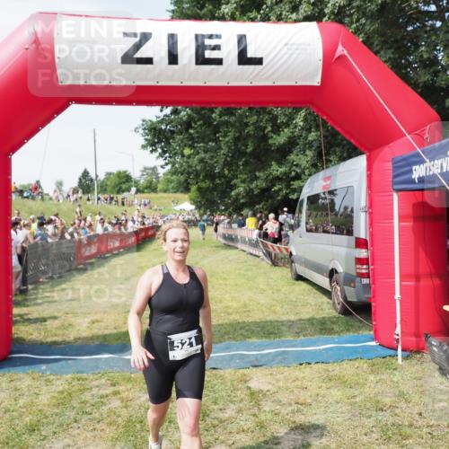 21.06.2025 - 27. Vierlanden-Triathlon MichiJ http://msf.ph/oto/8018356 15.06.2026 11:34:11 Ziel 521, 582 meine-sportfotos.de