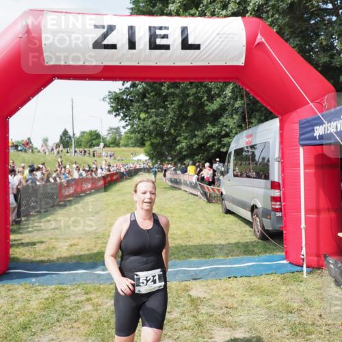 21.06.2025 - 27. Vierlanden-Triathlon MichiJ http://msf.ph/oto/8018373 15.06.2026 11:34:11 Ziel 521, 582 meine-sportfotos.de